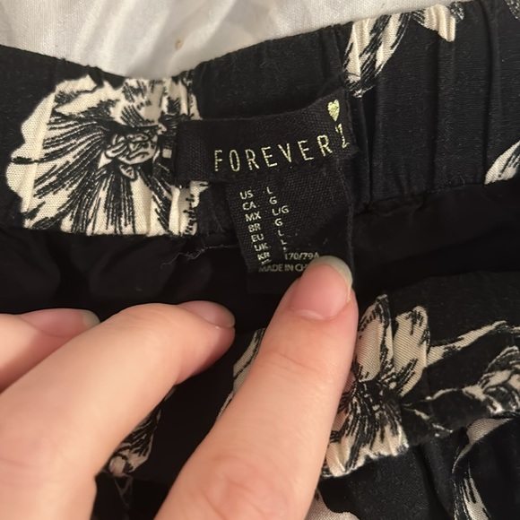 Forever 21 casual shorts - Picture 2 of 2